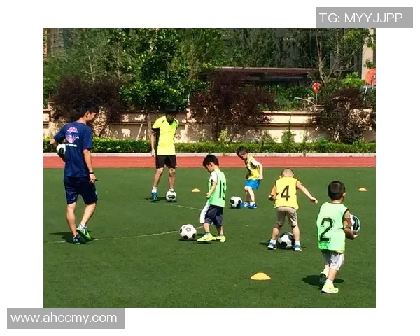 手举小孩猜足球明星的趣味游戏让亲子时光更加欢乐与温馨